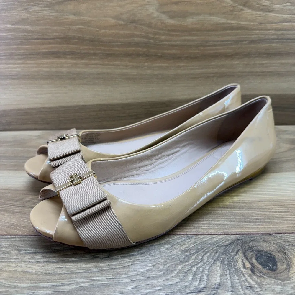 Tory Burch Trudy Peep Toe Flats 6.5 M Nude Tan Patent Leather Bow Gold logo